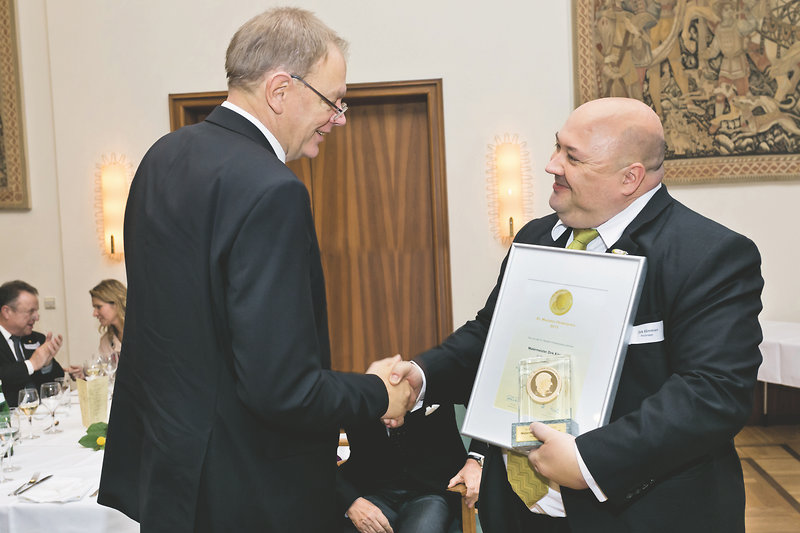 Preisträger Dirk Kämmer nimmt die Glückwünsche des Präsidenten des Bundesverbandes Farbe Gestaltung Bautenschutz
Karl-August Siepelmeyer entgegen.