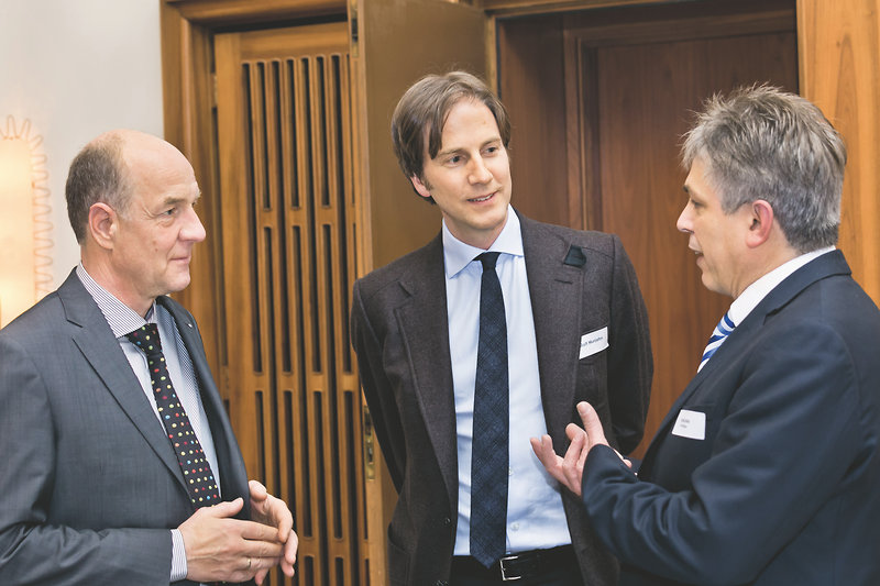 Preisträger Cemal Ates (rechts) und der Geschäftsleitungsvorsitzende der DAW SE Dr. Ralf Murjahn