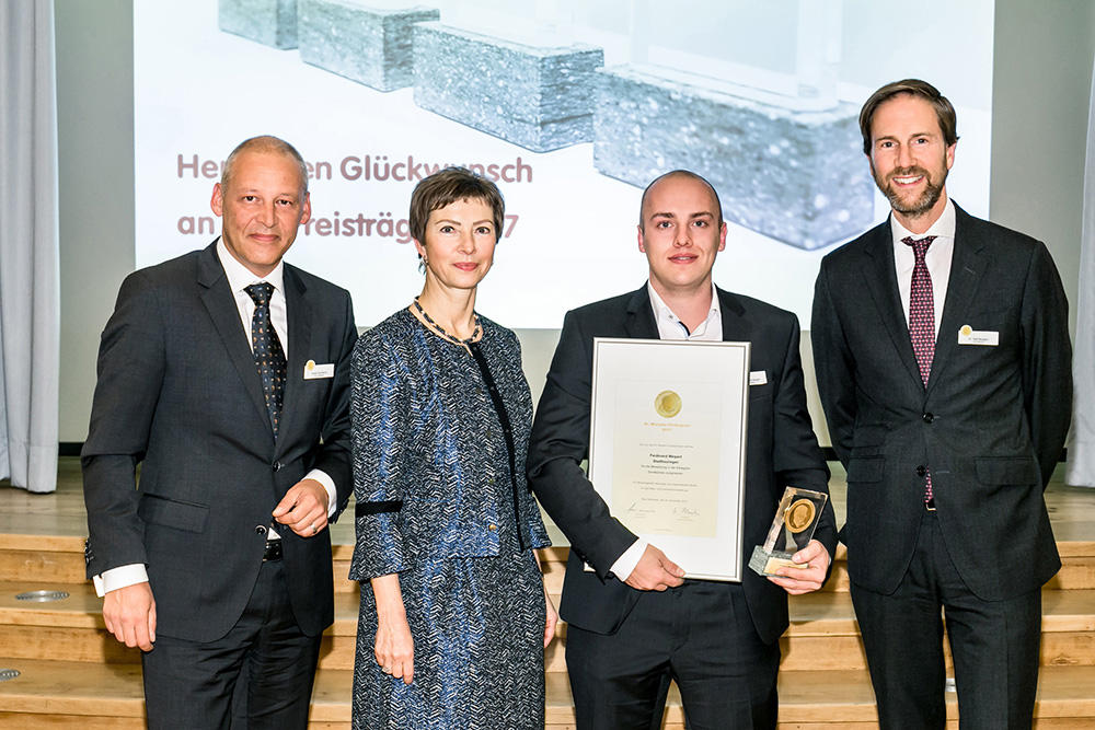 Den Sonderpreis für Jungmaler nahm Ferdinand Weipert entgegen. Ausgezeichnet wurde er von Juryvorsitzendem Guido Gormanns (links), Ursula Blank und Dr. Ralf Murjahn.