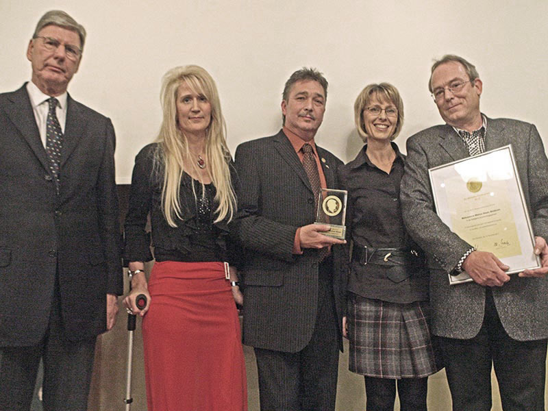 Malermeister Markus Viesel (rechts) erhielt am 13. November in Köln den Dr. Murjahn-Förderpreis. Mit ihm freuen sich (von rechts) Elke Viesel, Malermeister Lothar Kiefer, Angelika Kiefer und Dr. Klaus Murjahn.